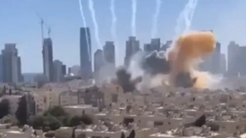 مشهد يظهر انفجارات في تل أبيب مع انطلاق صواريخ في السماء، وسط مباني المدينة. الفيديو تم إنشاؤه بواسطة الذكاء الاصطناعي.