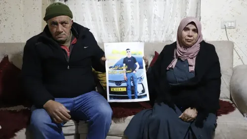 والدا أحمد تازا يجلسان في منزلهما، ممسكين بصورة لابنهما الراحل، معبرين عن حزنهما على وفاته في سجن مجدو.