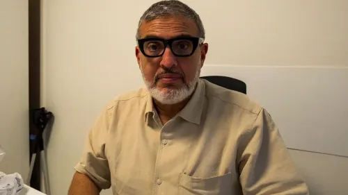 الدكتور غسان أبو ستة في مكتبه ببيروت يراجع حالات جراحية لضحايا حروب إسرائيل على لبنان وغزة، متخصص في الجراحة التجميلية وإعادة البناء.