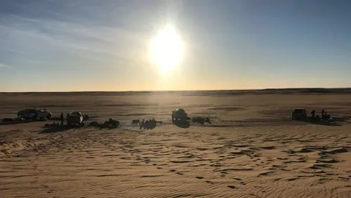 مخيم في الصحراء عند غروب الشمس حيث عُثر على نيزك مريخي قديم في مالي عام 2022 ضمن دراسة عن تاريخ المريخ المبكر وتفاعله مع الماء.