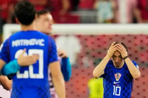 لاعبو منتخب كرواتيا يظهرون تعبيرات خيبة الأمل بعد إلغاء هدف بواسطة تقنية الكرة المتصلة في مباراة كأس العالم، مما يبرز جدل دقة التكنولوجيا وتأثيرها على نتائج المباريات.