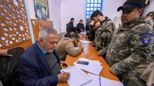 تجمع عدد من المتطوعين في ديالى العراقية لتسجيل أسمائهم استعدادًا للدفاع عن إيران، مع وجود شخصيات بارزة في الخلفية.