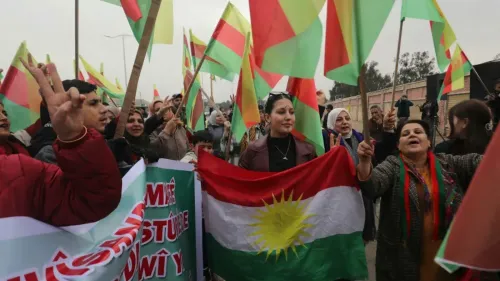 احتشد الأكراد السوريون في القامشلي حاملين الأعلام الكردية واللافتات، تعبيراً عن التضامن قبل تنفيذ الاتفاق مع الحكومة السورية.