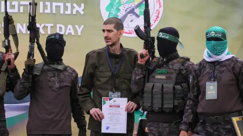 إطلاق سراح ثلاثة أسرى إسرائيليين في غزة، بينما يحيط بهم مقاتلون فلسطينيون ملثمون، خلال حدث رسمي.
