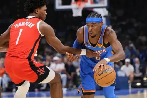 شاي جيلجوس-أليكساندر يتجاوز دفاع لاعب هيوستن روكتس، بينما يسجل النقاط الحاسمة في مباراة افتتاح الموسم.