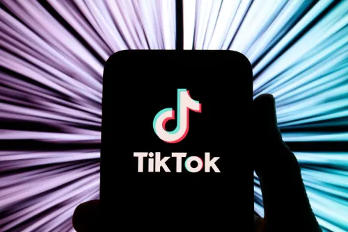 شعار تطبيق TikTok على شاشة هاتف ذكي مع خلفية ألوان متدرجة، يرمز لإطلاق ميزات التسوق بالذكاء الاصطناعي والدفع بنقرة واحدة داخل التطبيق.