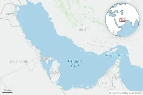 خريطة توضح موقع الخليج العربي ومضيق هرمز، مع تفاصيل حول الدول المحيطة مثل إيران والسعودية وقطر، في سياق أزمة البحّارة العالقين.