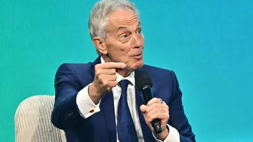 توني بلير يتحدث بحماس خلال حدث، مع التركيز على قضايا السياسة البريطانية والعلاقات الدولية، مستعرضاً أفكاره حول التدخل العسكري والتحالفات.
