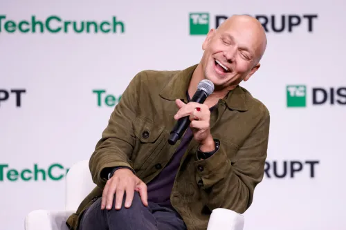 توني فادل، مصمم منتجات وادي السيليكون، يتحدث في فعالية TechCrunch Disrupt عن تحديات بناء مساعد ذكاء اصطناعي موثوق وآمن.