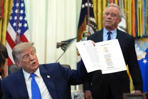 الرئيس الأمريكي السابق دونالد ترامب يعرض وثيقة خلال مؤتمر صحفي في البيت الأبيض وسط جدل حول توصيات التطعيم الموسمية في الولايات المتحدة.