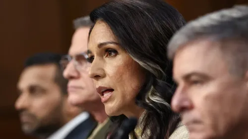 تولسي غابارد تتحدث خلال جلسة استماع للجنة الاستخبارات بمجلس الشيوخ، مشددة على أن تحديد التهديدات يعود للرئيس ترامب.