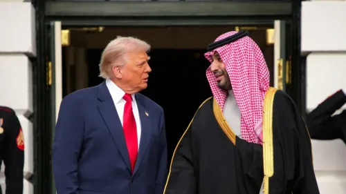 لقاء بين الرئيس الأمريكي دونالد ترامب وولي العهد السعودي محمد بن سلمان، حيث يتبادلان الحديث خارج البيت الأبيض.