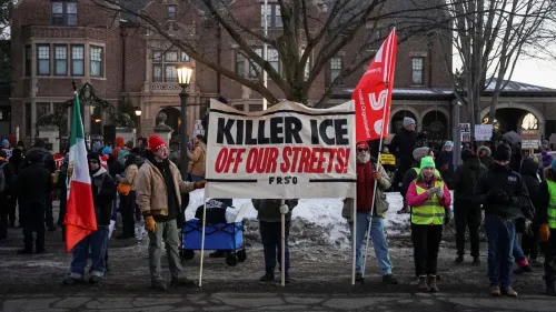 محتجون يحملون لافتة مكتوب عليها "اقتلوا إدارة الهجرة والجمارك من شوارعنا!" في مينيابوليس، تعبيرًا عن استنكارهم لعمليات الاعتقال.
