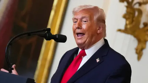 تظهر الصورة الرئيس الأمريكي السابق دونالد ترامب وهو يتحدث من خلف ميكروفون، مع التركيز على تعبيراته أثناء حديثه عن قضايا الطاقة والأمن القومي.