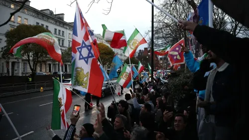 تجمع حشود من المتظاهرين في لندن يحملون أعلام إيران وإسرائيل وبريطانيا، تعبيرًا عن الاحتجاجات ضد الحكومة الإيرانية.