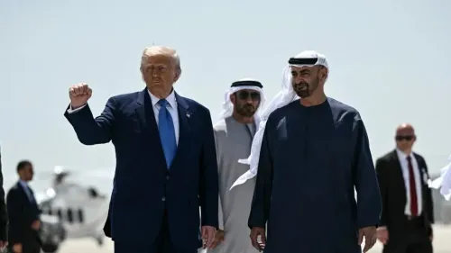 ترامب يزور الإمارات العربية المتحدة ويظهر مع ولي عهد أبوظبي، حيث يعلن عن صفقات كبيرة تتعلق بالذكاء الاصطناعي والطاقة.