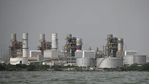 منشأة نفطية في فنزويلا تضم خزانات ضخمة وأبراج تكرير، تعكس أهمية النفط الفنزويلي في السوق العالمية.