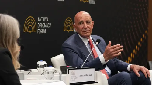 توماس باراك، المبعوث الأمريكي الخاص إلى سوريا، يتحدث في منتدى أنطاليا للدبلوماسية، يدافع عن الحكومة السورية ويطالب بخفض التصعيد بعد الغارات الإسرائيلية.