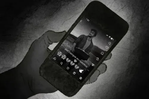 صورة تُظهر يدًا تحمل هاتفًا ذكيًا يعرض صورة لرجل على شاطئ، تعكس تأثير تجارة المخدرات في فنزويلا.