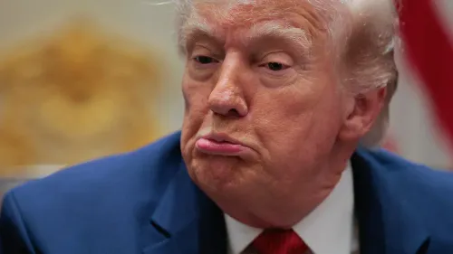 تعبير غير راضٍ على وجه الرئيس الأمريكي السابق دونالد ترامب، مع خلفية رمزية تعكس توتر الأوضاع السياسية.