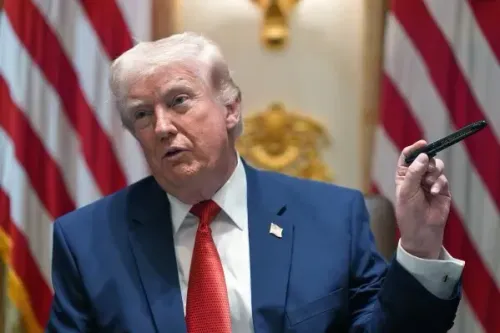 ترامب يتحدث خلال اجتماع مجلس الوزراء، ممسكًا بقلم شاربي، مستعرضًا قصة عن استخدامه للأقلام في البيت الأبيض.