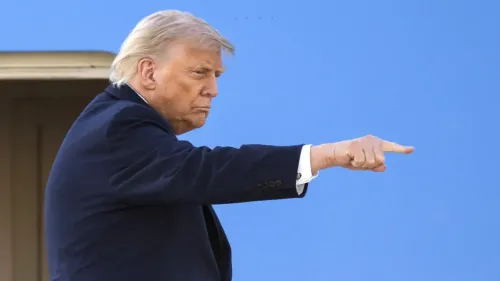 تصريح ترامب خلال مؤتمر قمة مجموعة السبع، حيث يشير بيده نحو الحضور، يعكس قلقه من تأثير الصراع مع إيران على الاقتصاد الأمريكي.