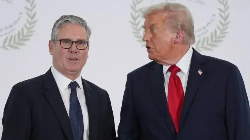 تظهر الصورة كير ستارمر ودونالد ترامب يتحدثان في حدث رسمي، مما يعكس التوترات السياسية حول قضايا مثل جزر شاغوس وإيران.