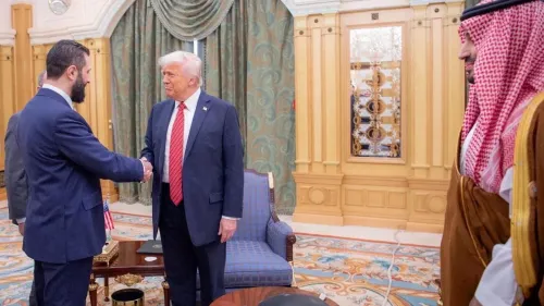 ترامب يصافح الرئيس السوري المؤقت أحمد الشرع خلال اجتماع في الرياض، وسط أجواء من التفاعل الدبلوماسي لدعم استقرار سوريا.