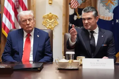 اجتماع رسمي يظهر الرئيس ترامب إلى جانب وزير الدفاع بيت هيغسيث، حيث يناقشان تغييرات في القيادة العسكرية.