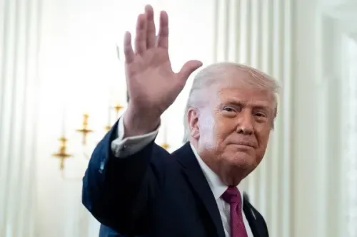 تظهر الصورة القائم بأعمال المدّعي العام Todd Blanche وهو يلوّح بيده، في سياق الإعلان عن إعادة تصنيف الماريجوانا الطبية في السياسة الأمريكية.