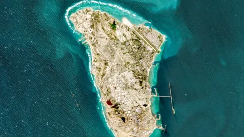 صورة جوية لجزيرة خرج الإيرانية، تُظهر منشآت النفط والبنية التحتية الحيوية، وسط المياه الزرقاء، في سياق التوترات الأمريكية الإيرانية.