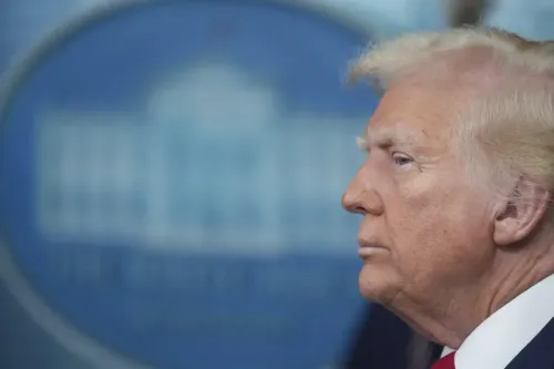 صورة جانبية للرئيس الأمريكي دونالد ترامب، مع خلفية رمادية، تعكس قلقه حول تأثير الرسوم الجمركية على الاقتصاد الأمريكي.