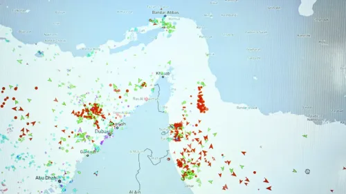 خريطة توضح حركة السفن في مضيق هرمز، مع تمييز السفن المختلفة بألوان وأشكال متعددة، تعكس الوضع البحري والتوترات الإقليمية.