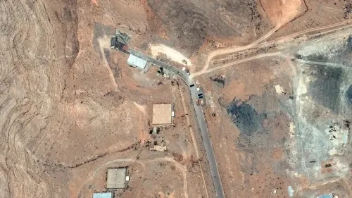 صورة جوية تظهر منشأة نووية إيرانية في منطقة صحراوية، مع تفاصيل عن الطرق والمباني المحيطة، تعكس الأوضاع المتوترة في المنطقة.