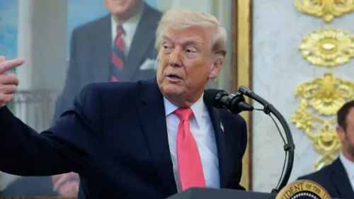 تصريح ترامب في البيت الأبيض حول "هدية" إيران المتعلقة بالنفط والغاز، وسط حديث عن إرسال جنود أمريكيين إلى المنطقة.