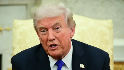 ترامب يتحدث خلال مقابلة في المكتب البيضاوي، مشيرًا إلى قضايا غزة والقيادة الفلسطينية، مع التركيز على مروان البرغوثي.