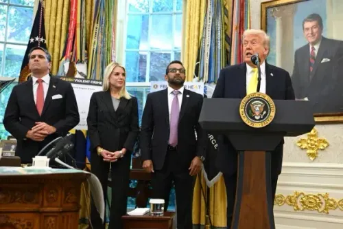 ترامب يتحدث في المكتب البيضاوي مع مستشارين، حيث يناقش مطالباته بتعويضات من الحكومة الفيدرالية.