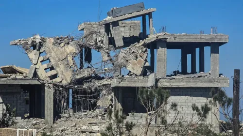 مبنى مدمر في لبنان، يظهر آثار القصف الإسرائيلي، مع حطام وخرسانة متساقطة، مما يعكس الأضرار الناتجة عن النزاع المستمر.