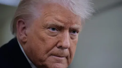 تصريح ترامب حول إرسال أسطول بحري نحو إيران، مع التركيز على التوترات المتزايدة بسبب البرنامج النووي الإيراني.