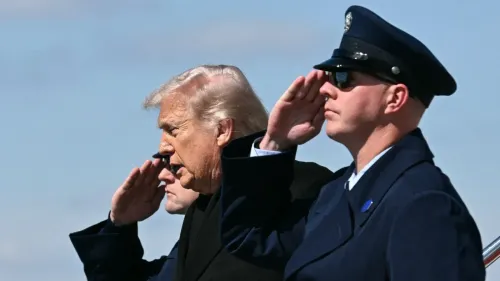 ترامب يؤدي التحية العسكرية أثناء حديثه عن التوترات الإقليمية، مع ضابط يرتدي زيًا رسميًا بجانبه.