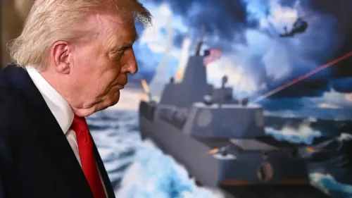 ترامب يتحدث أمام خلفية توضح سفينة حربية أمريكية، مع التركيز على الضربات ضد داعش في نيجيريا.