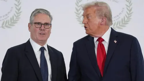 ترامب يتحدث مع ستارمر في مؤتمر، حيث ينتقد موقفه من الهجوم الأمريكي الإسرائيلي على إيران ويدعو إلى دعم العلاقات البريطانية الأمريكية.