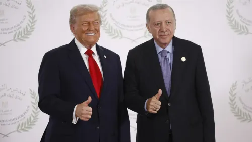 ترامب وأردوغان يتبادلان الابتسامات والإشارات الإيجابية خلال قمة، مما يعكس العلاقات بين الولايات المتحدة وتركيا في سياق قمة الناتو.