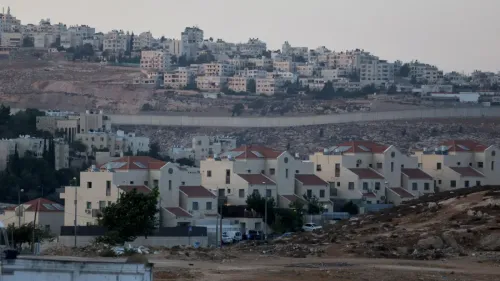 تظهر الصورة مستوطنات إسرائيلية حديثة في الضفة الغربية المحتلة، مع خلفية من المباني الأخرى، مما يعكس التوسع الاستيطاني المتزايد.