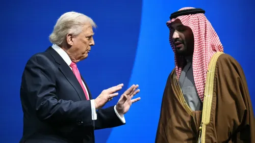 الرئيس الأمريكي دونالد ترامب والأمير السعودي عبد العزيز بن سلمان خلال لقاء لمناقشة الاتفاقية النووية المدنية بين الولايات المتحدة والمملكة العربية السعودية.