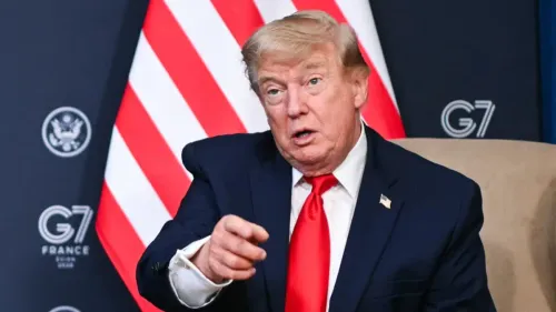 ترامب يتحدث خلال قمة G7 في إيفيان، مشيراً إلى ضرورة تدخل سوريا في لبنان لمواجهة حزب الله، مع التركيز على دور الرئيس الشرع.