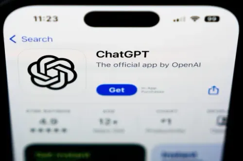 شاشة هاتف تعرض تطبيق ChatGPT الرسمي من OpenAI، مع تفاصيل حول تقييمه وعدد التنزيلات، مما يعكس تزايد استخدام روبوتات المحادثة.