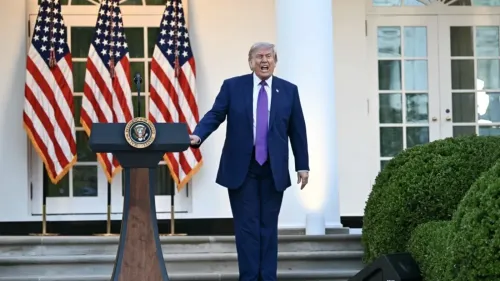 ترامب يتحدث من حديقة البيت الأبيض، محاطًا بالأعلام الأمريكية، معبرًا عن خيبة أمله من الأكراد بسبب عدم دعمهم للمعارضة الإيرانية.