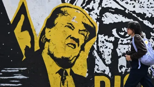 جدارية تظهر وجه ترامب بتعبير غاضب، مع شخص يسير بجانبها، تعكس التوترات السياسية الحالية في الشرق الأوسط.