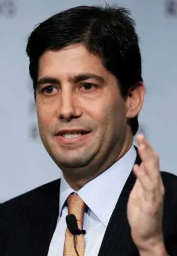 Kevin Warsh يتحدث خلال جلسة استماع في مجلس الشيوخ الأمريكي، حيث يتناول قضايا اقتصادية هامة مثل التضخم وأسعار الفائدة.